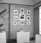 Aktiv Ungdom, 1943. Skärm från Växjö Fotoklubb. Interiör av utställningen 
