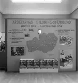 Aktiv Ungdom, 1943. Skärm om Arbetarnas Bildningsförbund. Interiör av utställningen 