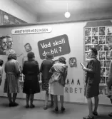 Aktiv Ungdom, 1943. Skärm om Arbetsförmedlingen. Interiör av utställningen 