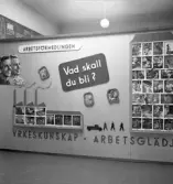 Aktiv Ungdom, 1943. Skärm om Arbetsförmedlingen. Interiör av utställningen 