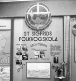 Aktiv Ungdom, 1943. Skärm om S:T Sigfrids Folkhögskola. Interiör av utställningen 