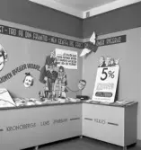 Aktiv Ungdom, 1943. Skärm från Kronobergs läns Sparbank, Växjö. Interiör av utställningen 