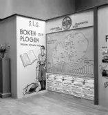 Aktiv Ungdom, 1943. Skärm från Svenska Landsbygdens Studieförbund, S.L.S. Interiör av utställningen 