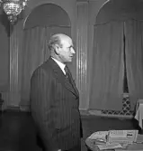 Sammanträde på Stadshotellet, 1943. 
En man i kostym håller tal.