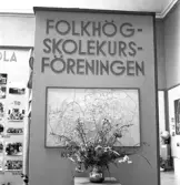 Aktiv Ungdom, 1943. Skärm från Folkhögskolekursföreningen. Interiör av utställningen 