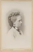 Porträtt av Hildur Westblad, Sundsvall 1872 (enligt text baksida kort).