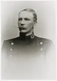 Poliskonstapel (senare överkonstapel) Magni Ekman, Växjö, 1904.
Bröstbild, halvprofil. Ateljéfoto.