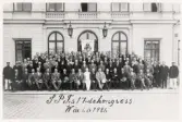 Svenska Polisföreningens (SPF:s) 17:e kongress, Växjö 1926.
Man har samlats framför stora ingången till stadshuset vid stortorget. 
Axel Rask syns i uniform längst till vänster (se förstoring, bild 2).
