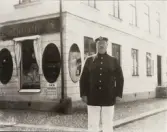 Poliskonstapel Emil Falk har stannat till under patrullering i hörnet Kungsgatan/Norrgatan en varm sommardag i mitten av 1920-talet.