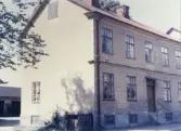Västra Esplanaden 11 (kv. Dockan 3), Växjö, ca 1960.
På gaveländen bodde poliskonstapel Carl F. Svensson på plan 2 i två rum och kök till 1921. I motsvarande lägenhet på våningen under bodde kollegan Axel Rask (till 1920).