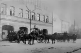 Örebro brandkårs utryckningsfordon utanför brandstationen, ca 1910