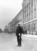Polis utanför rådhuset, 1930-tal