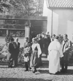 Folksamling vid kyrka, 1960-tal