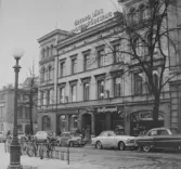 Parkerade bilar på Stortorget, 1960-tal