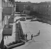 Barn på innergård på Malmgatan 9-11, 1960-tal