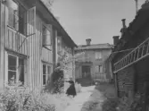 Kvinna på Kyrkogårdsgatan, 1930-tal