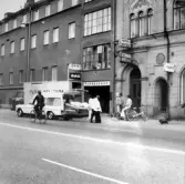 Ambulansutryckning utanför varmbadhuset, 1970-tal