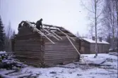 Taktäckning av uthusbygge vid parstugan 45 012. Parstuga, Daljsön, Arbrå.