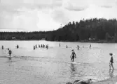 Badande vid Lillsjöstrand i Kvistbro, 1970-tal