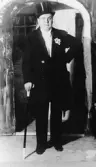 Revyartisten Acke Källander i kostym och käpp 1920-tal