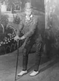 Revyartisten Bertil Källander i rutig kostym och käpp, 1920-tal