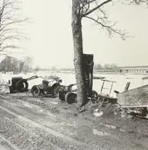 Väghyvel och andra maskiner vid vägkanten, 1960-tal
