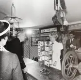 Kung Gustav VI Adolf besöker handelsboden i Wadköping, 1965