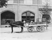 Häst och vagn utanför Sveas smör och äggmagasin, 1916