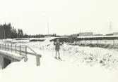 Skidåkning över gångbro i Vivalla, 1970-tal