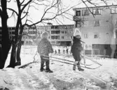 Lekande barn i snön i Markbacken, 1960-tal
