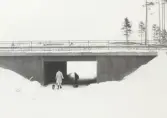 Gångbro vid Vivalla, 1970-tal