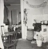 Gammalt kök med vedspis och trätunna i Örebro, 1950-tal