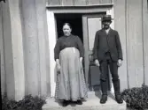 Ketty Andersson och bror framför Kettys hus i Stensjö by.