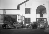 Bilar uppställda på innergård, ca. 1940.