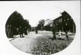 Västerås, kv. Oden.
Mycket suddig Folkmarknadsbild från Hamngatan. C:a 1900-1910.