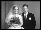 Brudpar, Ing. Kjell Gunnarsson, Föreningsgatan 30, Västerås.
Ur Gustaf Åhmans samling.