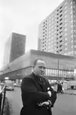 Harald Aronsson framför Krämarhusen på Drottninggatan i Örebro, 1964-10-09