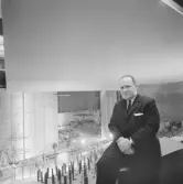 Harald Aronsson inspekterar bygget av Krämaren, 1966-05-09