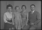 Grupporträtt, fyra personer. Ivar Eriksson, Bergsvägen 19, Kolbäck. Ur Gustaf Åhmans samling.