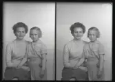 Grupporträtt, passfoto. två personer. 
Fru Eriksson med dotter. Kolbäck. Gustaf Åhmans samling.