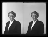 Kvinnoporträtt, passfoto. Fru Signe Becker, Strömsholm. Ur Gustaf Åhmans samling.