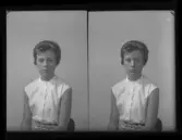 Porträtt, passfoto Fröken Karin Källberg, Kolbäck. Ur Gustaf Åhmans samling.