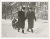 Vinter i Stockholm. Lotte Laserstein och Walter Lindenthal drar två okända personer på en kälke.
