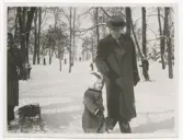 Vinter i Stockholm. Walter Lindenthal, en kvinna och ett barn.