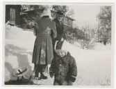 Vinter i Stockholm. Walter Lindenthal, en kvinna och ett barn.