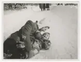 Vinter i Stockholm. En kvinna och ett barn.