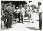 Brottsplatsutredning, 1949. I mitten (med hatt) syns överkonstapel Gösta W Axelsson. Till höger syns också konstapel Uno Logarn (i golfbyxor).