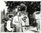 Brottsplatsutredning, 1949. Överkonstapel Gösta W Axelsson i samtal med konstapel Stig Pettersson (polis i Lammhult 1949-1953).
 Till höger syns konstapel Uno Logarn som spejar efter något.