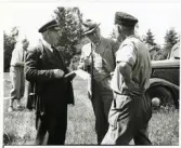 Brottsplatsutredning, 1949. Konstapel Uno Logarn til vänster och i mitten överkonstapel Gösta W. Axelsson med hatt och pipa.