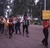 På väg till spelmansstämma i Borlänge, 1977